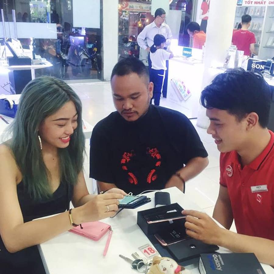 Khách hàng chọn mua Galaxy S7 edge