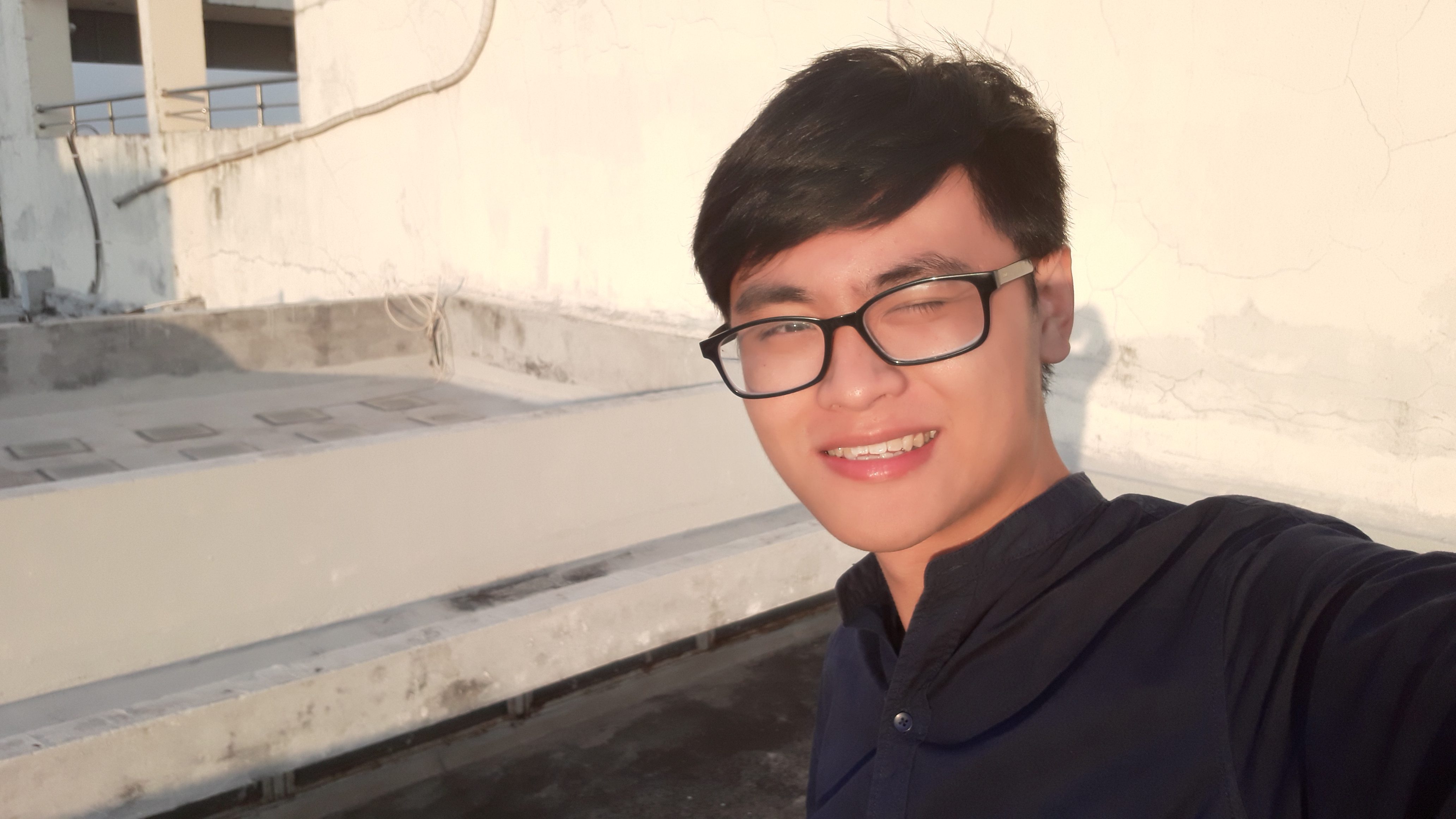 Ảnh selfie ngoài trời có màu sắc ổn. Bức ảnh này mình chụp lúc nắng chiều nhưng khả năng cân bằng trắng máy xử lý rất tốt.