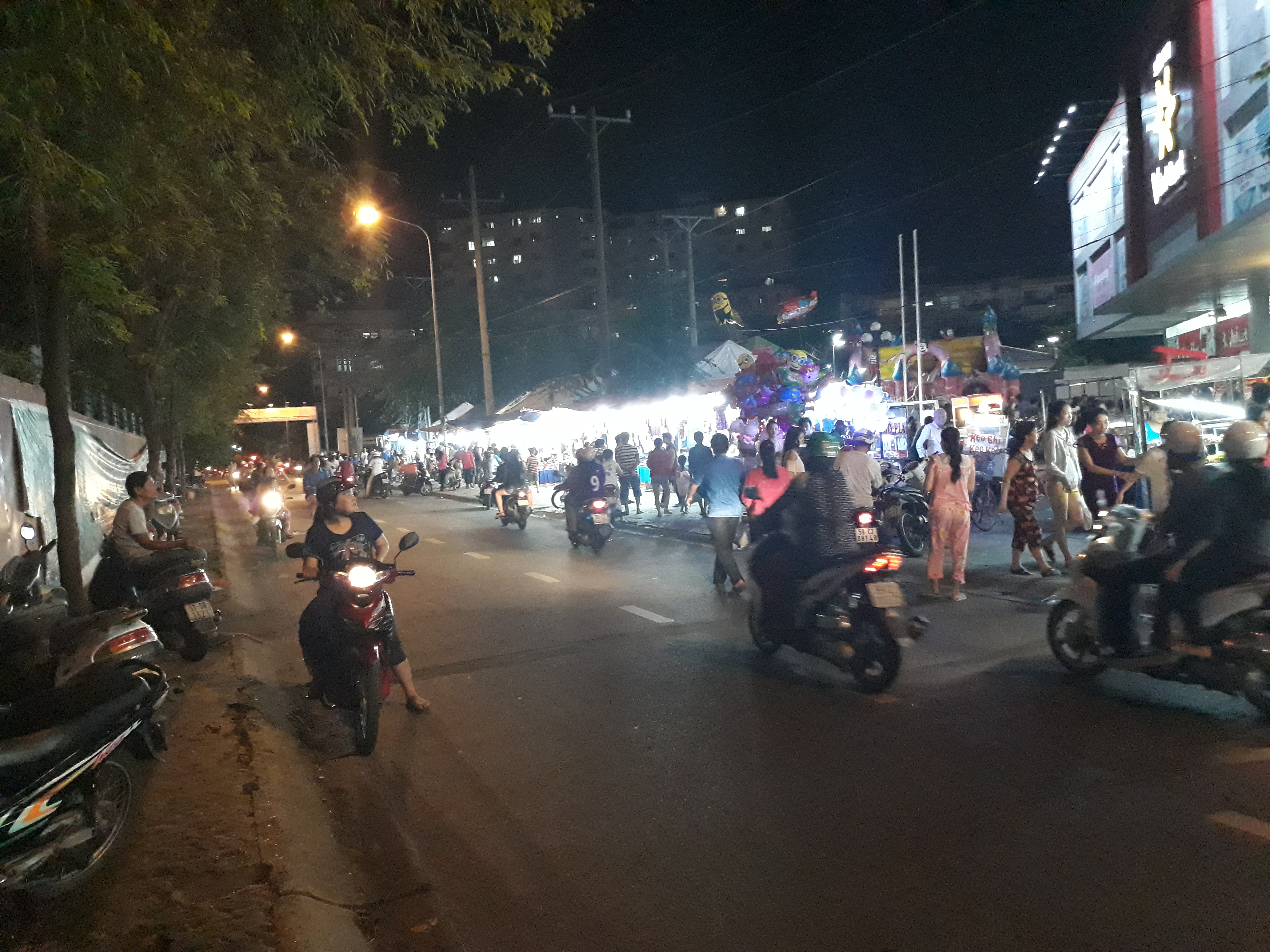 Ảnh đêm sáng và chi tiết tốt hơn bất kì smartphone nào trong cùng tầm giá.