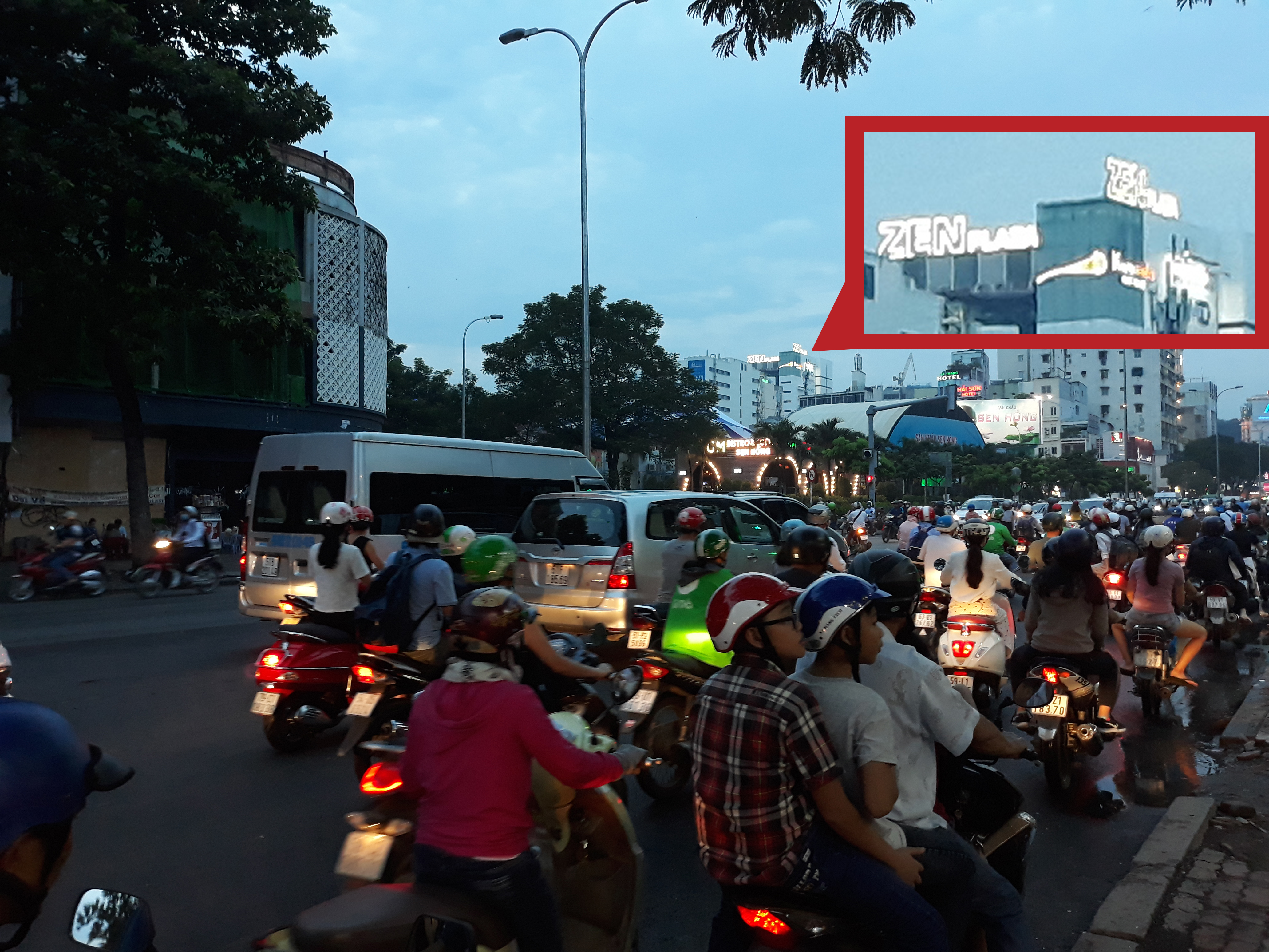 Chi tiết vẫn rất tốt dù trời đã sẩm tối. Mình có zoom lên nhưng chữ ZenPlaze vẫn rất rõ ràng.
