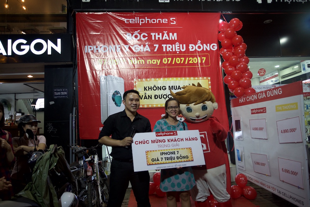 Chị Thanh Tùng khách hàng tại TP. HCM may mắn được mua iPhone 7 giá 7 triệu đồng