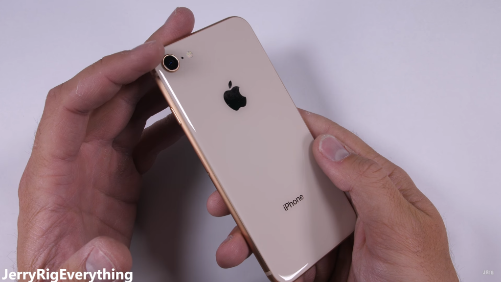 Thiết kế kính được Apple hoàn thiện rất tốt, không hề bị cấn tay khi cầm nắm