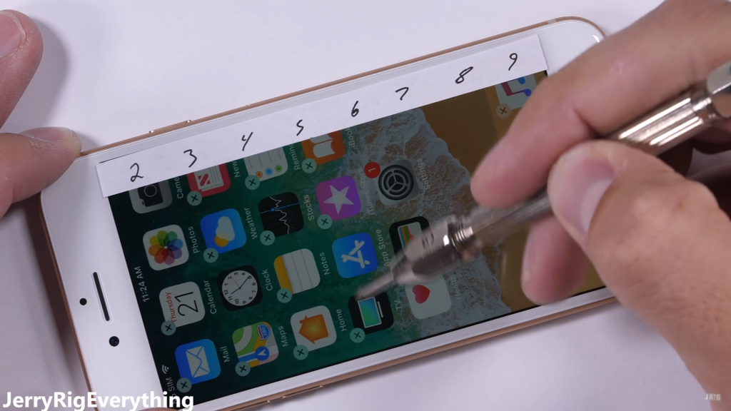 Giống như các flagship khác, iPhone 8 có khả năng chịu xước khá tốt