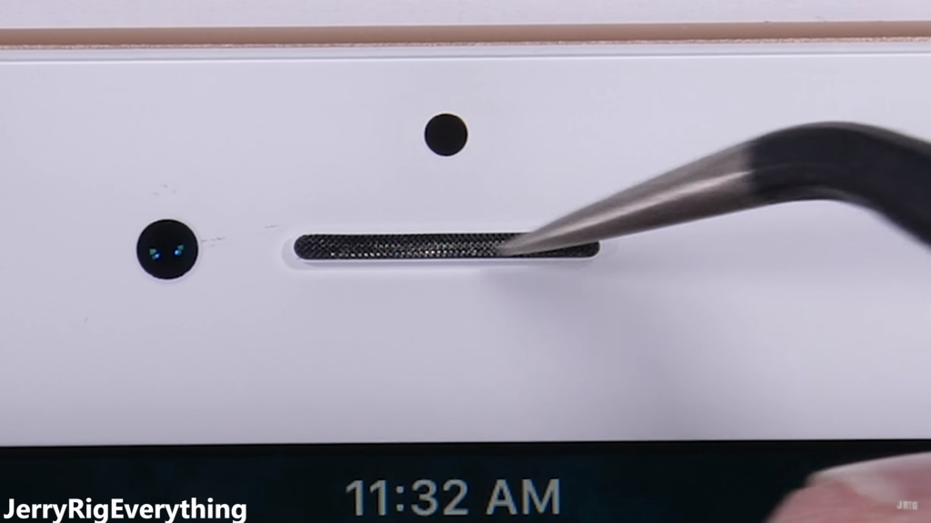 Dải kim loại bảo vệ loa ở mặt trước của máy đã được Apple cải tiến, không còn bị xê dịch hay rơi ra nếu chịu tác động