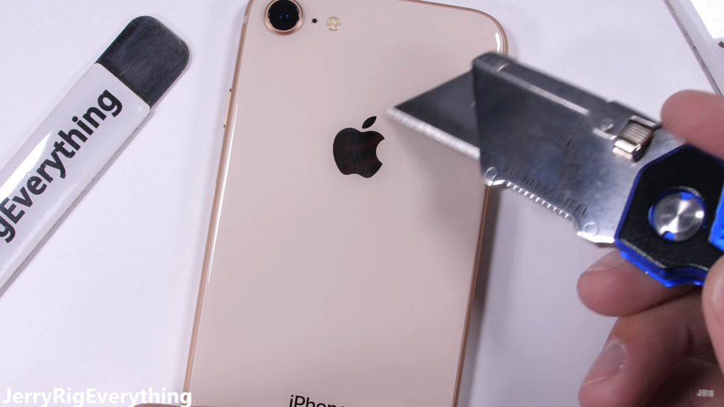 Lớp kính ở mặt sau có cùng độ cứng với lớp kính bảo vệ màn hình. Logo của Apple cùng dòng chữ iPhone được đặt ở dưới lớp kính nên không bị mờ đi trong quá trình sử dụng
