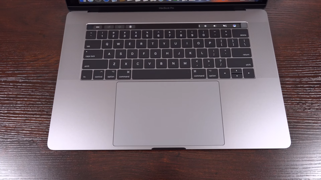 Macbook Pro 2017 sử dụng bàn phím Butterfly đời thứ hai cùng trackpad có kích thước rất lớn. Phiên bản 15 inch sẽ luôn đi kèm theo dải Touch Bar với nhiều công dụng hữu ích.