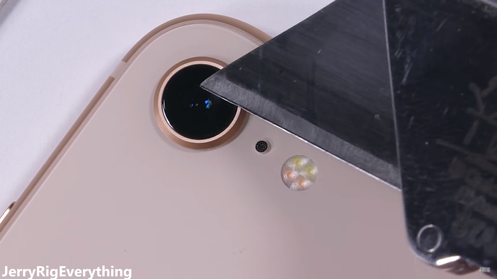 Lớp kính bảo vệ camera sau được làm từ kính sapphire nên có độ cứng vô cùng ấn tượng