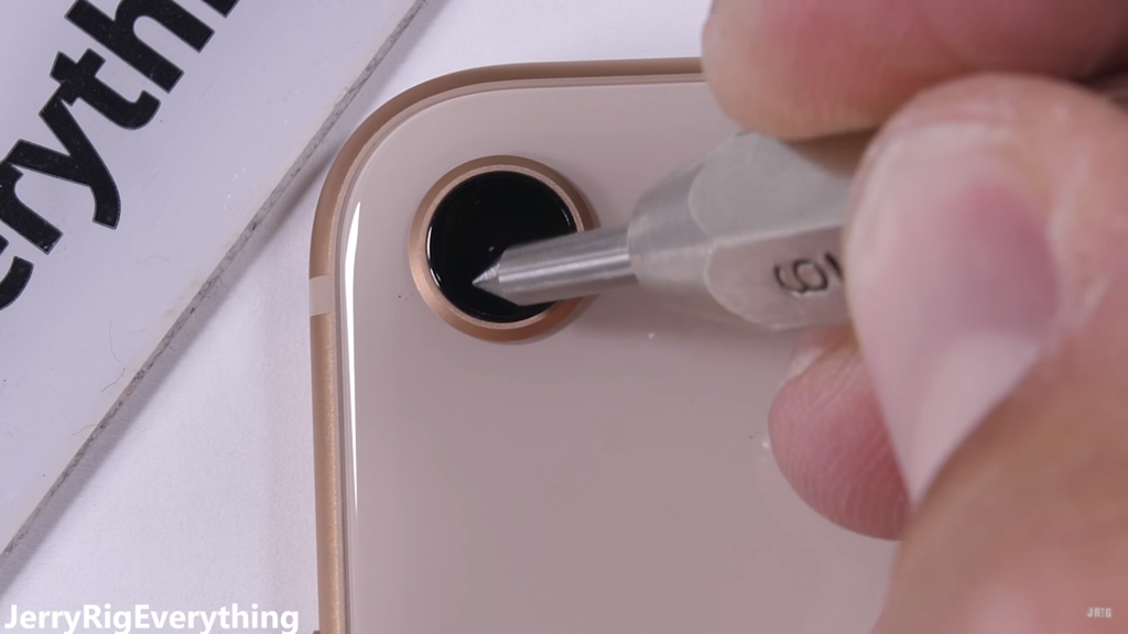 Tuy nhiên, Apple sử dụng kính sapphire của riêng họ thay cho sapphire nguyên chất