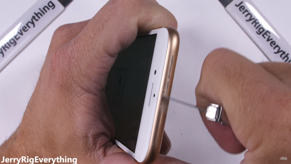 Cùng hai cạnh trên dưới của iPhone 8 đều được làm từ nhôm nguyên khối