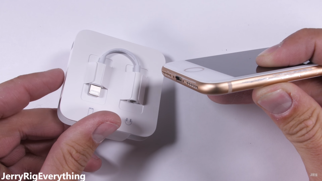 Do jack tai nghe 3.5mm đã bị loại bỏ nên Apple đã tặng kèm một adapter theo mỗi máy
