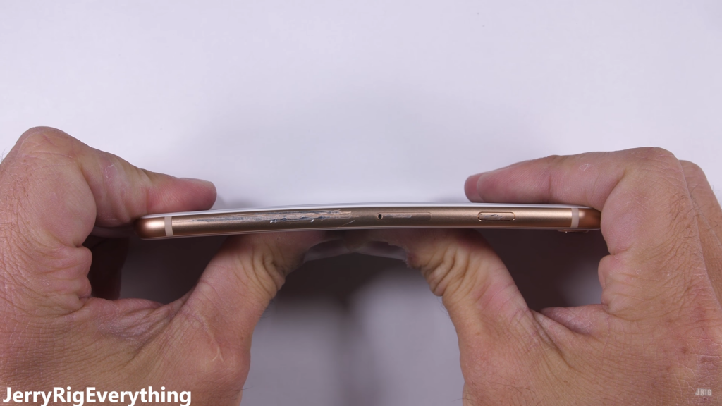 Nhờ khung nhôm 7000 nguyên khối mà iPhone 8 không hề bị cong hay biến dạng khi chịu tác động lực. Hai lớp kính không bị nứt hay vỡ và màn hình tiếp tục hoạt động hoàn hảo.