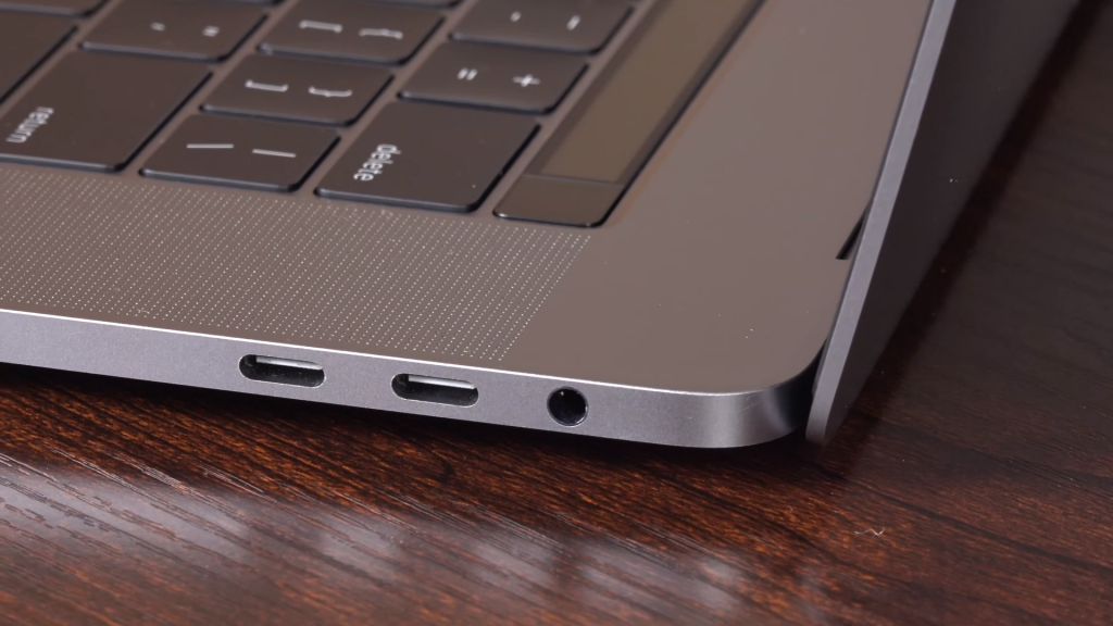 Phiên bản 15 inch sẽ có 2 cổng Thunderbolt 3.0 dưới giao diện USB Type-C cùng jack tai nghe 3.5mm ở cạnh phải.