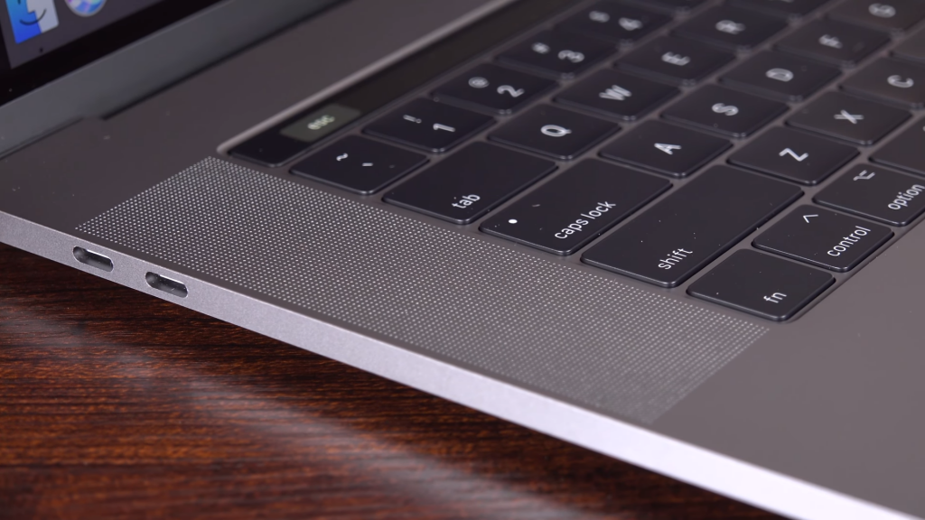 Ở hai bên của bàn phím là hai dải loa stereo, giúp Macbook Pro 2017 có chất lượng âm thanh rất tốt.