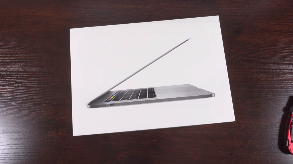 Hộp của Macbook Pro 2017 không chỉ rất tinh tế mà còn 