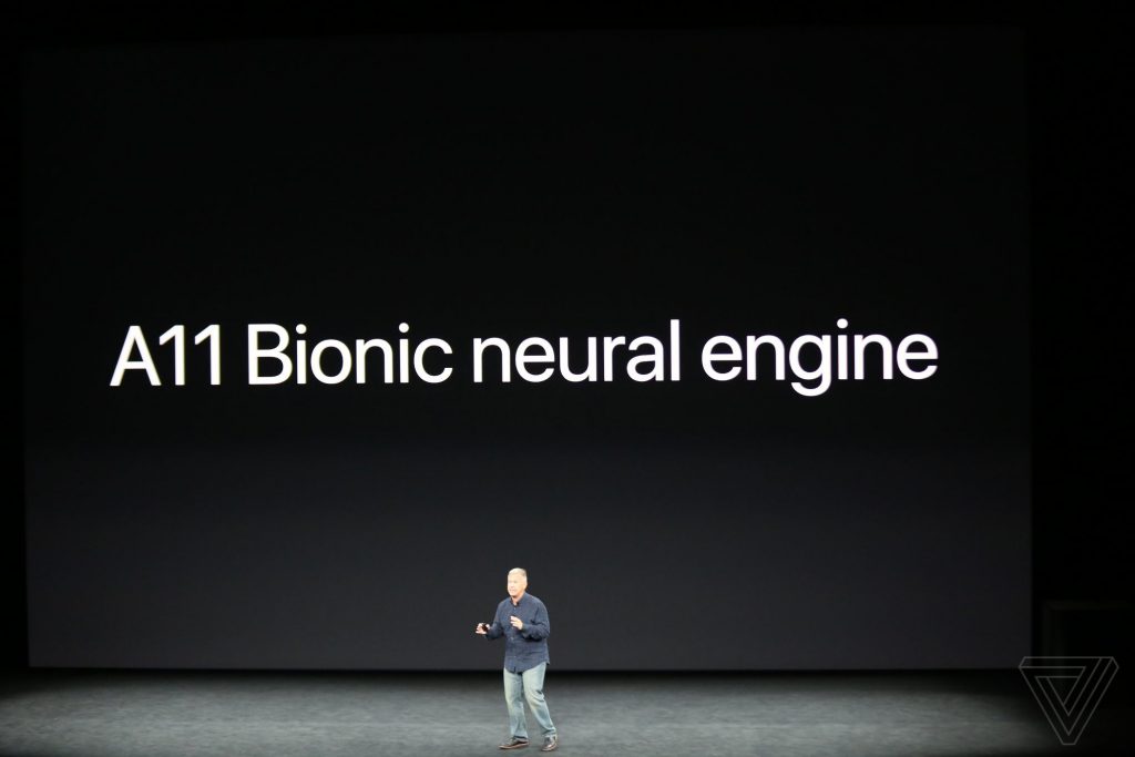 Công nghệ xử lý dữ liệu hoàn toàn mới mang tên A11 Bionic Neural Engine lưu trữ thông tin của khuôn mặt người dùng ngay trên máy.
