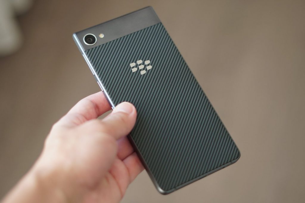 Mặt lưng sợi carbon hoàn toàn quyến rũ của BlackBerry Motion