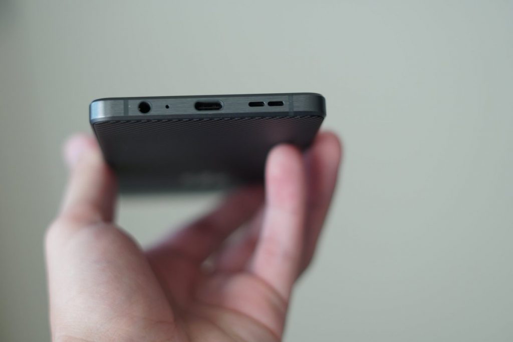 Máy sử dụng cổng kết nối USB Type-C để có thể sử dụng công nghệ sạc nhanh Quick Charge 3.0 của Qualcomm