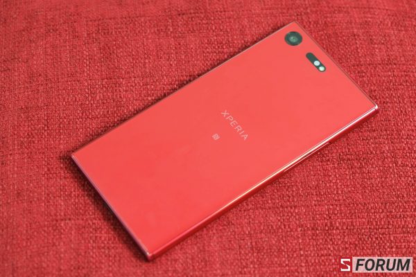 Mặt sau được làm bằng kính bóng loáng