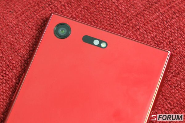 Cụm camera 19MP quay phim super slo-mo 960fps cùng đèn LED flash kép