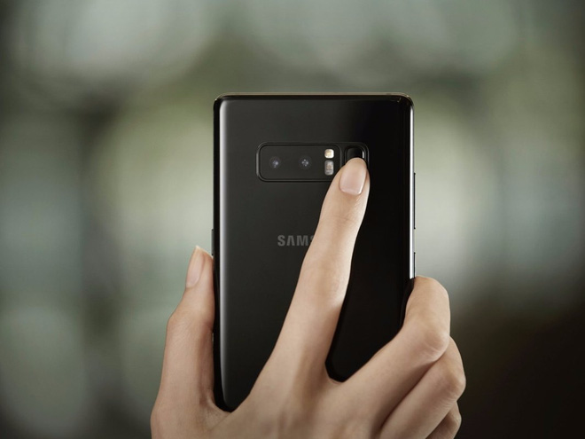Vị trí đặt cảm biến vân tay trên Galaxy Note 8 khiến cho người dùng rất khó sử dụng