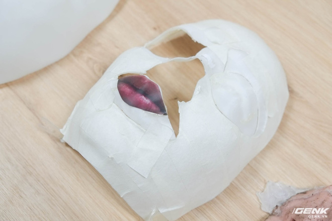 Và được gắn lên lớp ngoài cùng của chiếc mặt nạ