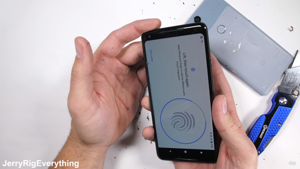 Pixel 2 XL vẫn có thể nhận diện được vân tay của bạn nhưng hãy hạn chế tối đa trường hợp này