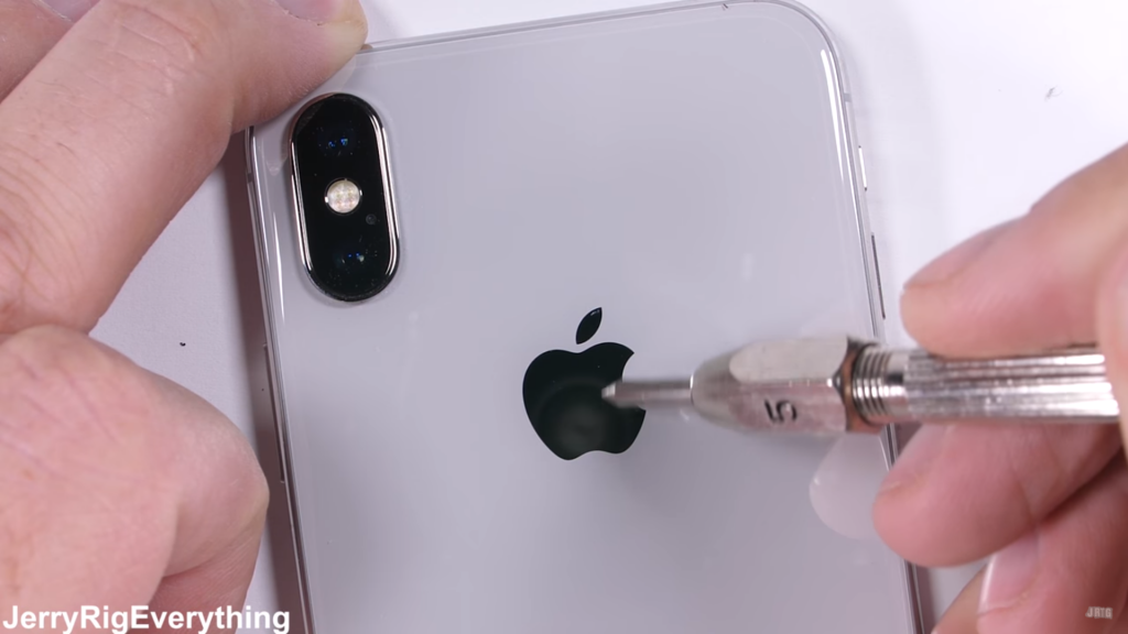 Mặt lưng của máy cũng có độ bền giống với lớp kính bảo vệ màn hình