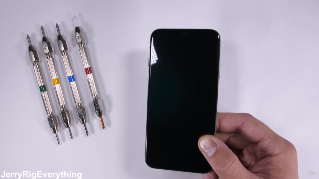 Nạn nhân chính là một chiếc iPhone X mới toanh