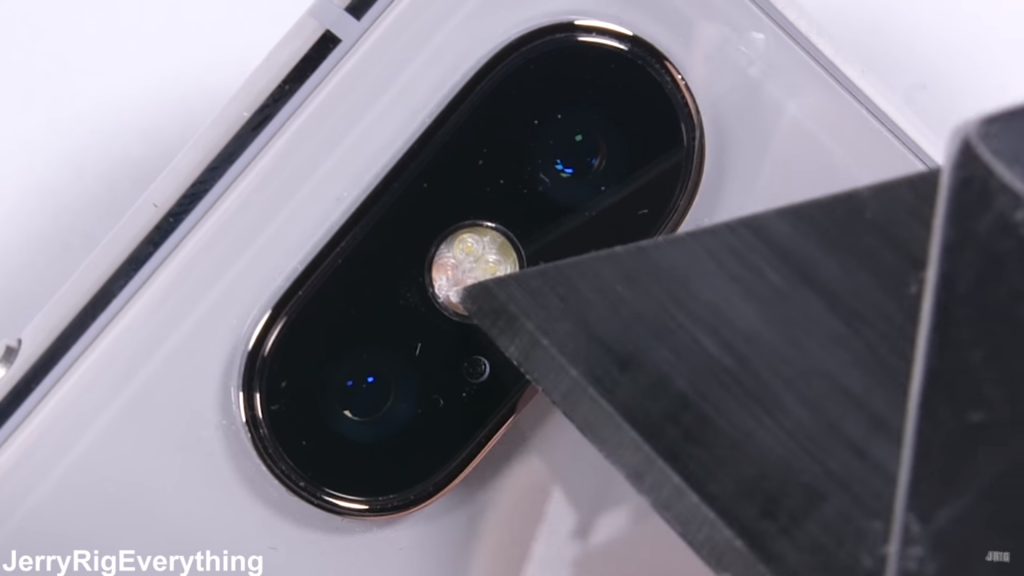 Cụm camera sau được bảo vệ bởi một lớp kính sapphire. Hãy lưu ý rằng Apple vẫn sử dụng loại kính sapphire của riêng mình và loại kính này không có độ bền cao như các lớp kinh sapphire nguyên chất giống trên HTC U Ultra