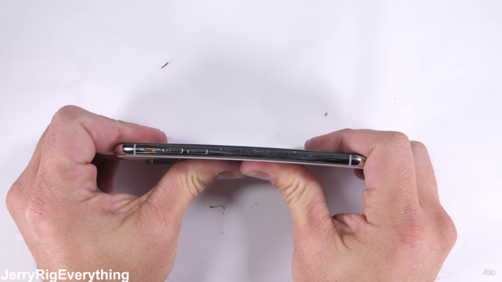 Để bù lại cho mặt lưng dễ vỡ, Apple đã hoàn thiện iPhone X rất tốt. Máy chỉ bị cong rất nhẹ khi chịu tác động lực và màn hình không hề bị bung ra, giữ nguyên lớp bảo vệ chống nước