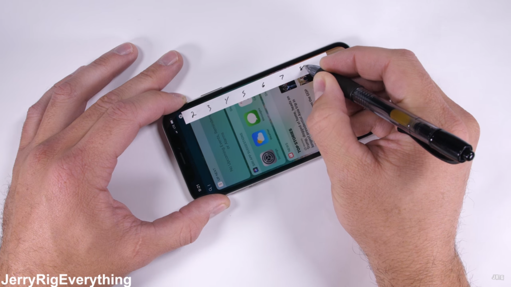 Màn hình không viền 5.8 inch chính là một trong những điểm nhấn của iPhone X