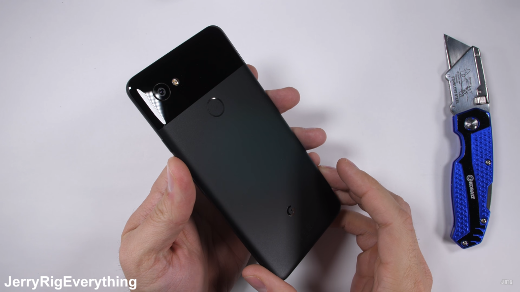 Google Pixel 2 XL tiếp tục sở hữu mặt lưng 2 tông được làm từ kính và kim loại giống với thế hệ Pixel đầu