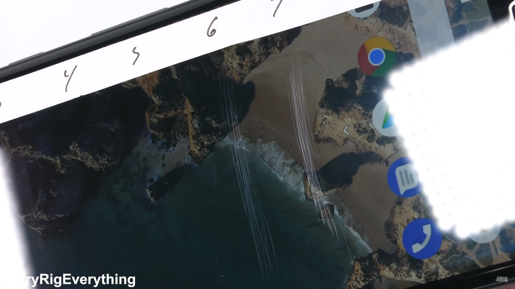 Kính cường lực Gorilla Glass 5 trên Pixel 2 XL bắt đầu xước ở mức độ 6 và các vết xước trở nên rõ rệt hơn ở mức độ 7