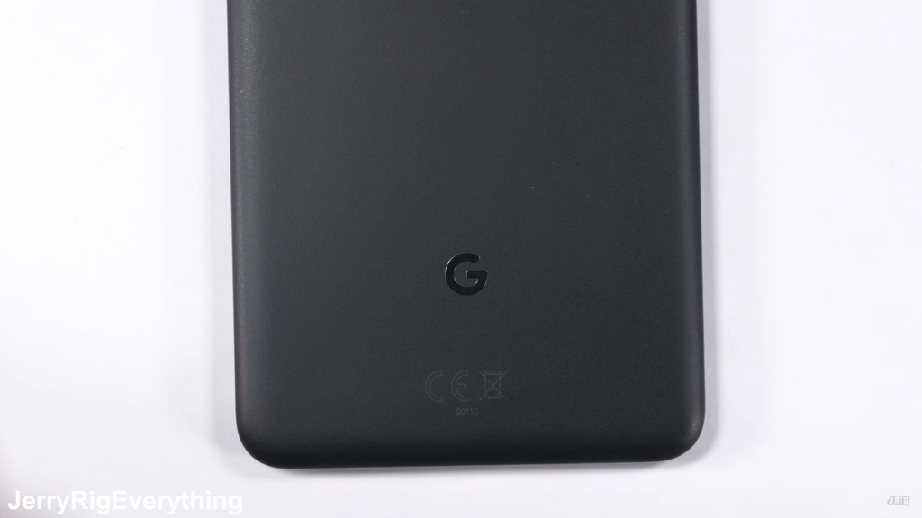 Mặt lưng của Pixel 2 XL có sự hiện diện của logo Google. Chi tiết này thường được hoàn thiện rất kém trên các máy Nexus cũ và luôn bị người dùng phàn nàn