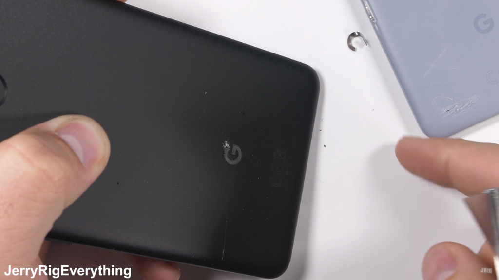 Tuy nhiên, logo trên Pixel 2 XL được gắn rất chắc chắn và khó có thể bung ra trong quá trình sử dụng