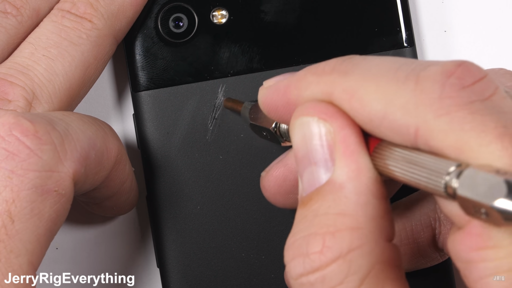 Vì vậy, mặt lưng của Pixel 2 XL rất dễ xước. Nếu cạo hết lớn sơn, chúng ta có thể thấy được phần thân máy được làm từ kim loại nguyên khối