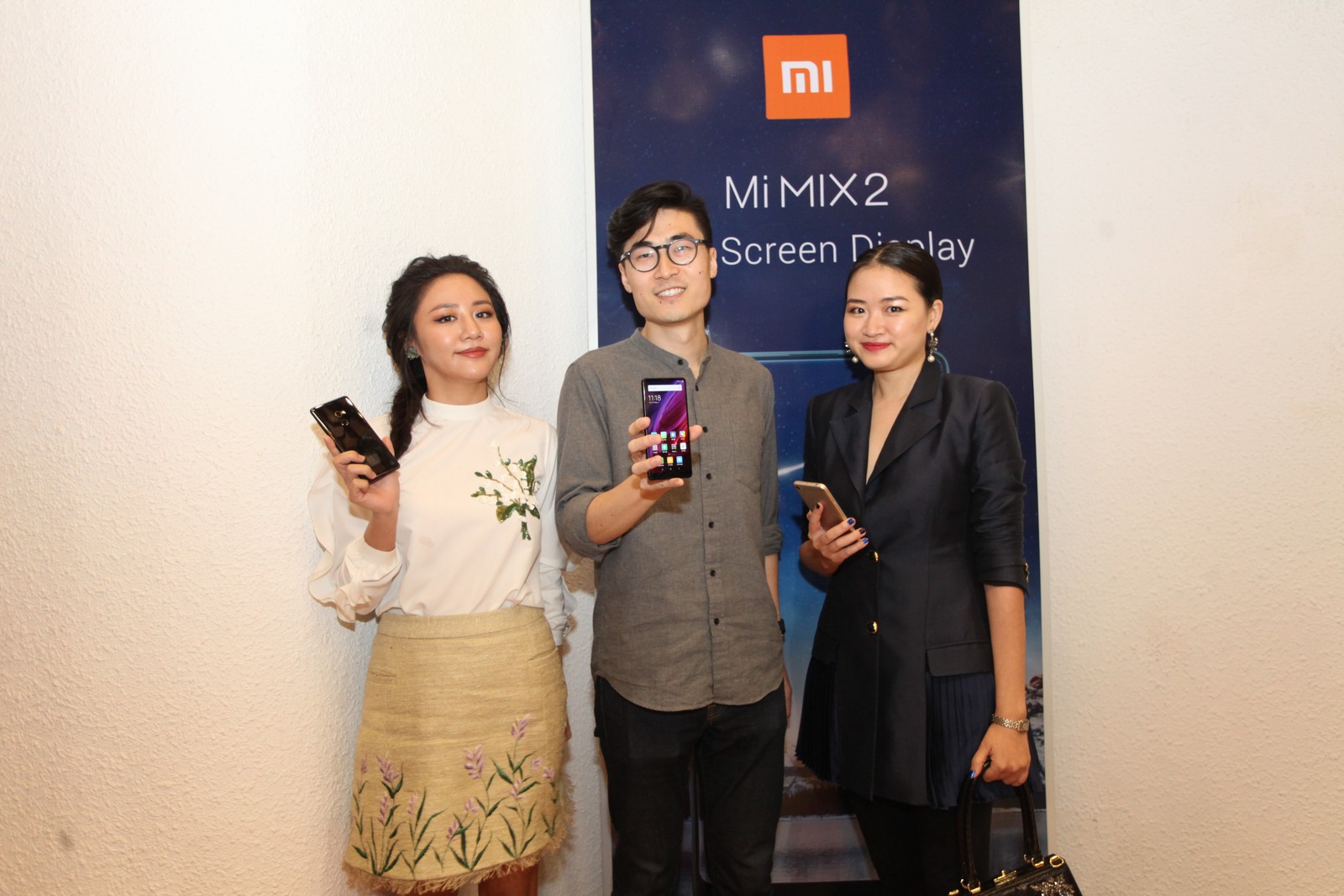 Ca sĩ Văn Mai Hương (tráI), ông Steven Wang – Trưởng phòng Tiếp thị và Phát triển của Xiaomi Global (giữa) và Giám đốc Sáng tạo của tạp chí Đẹp - Hà Đỗ (phải)