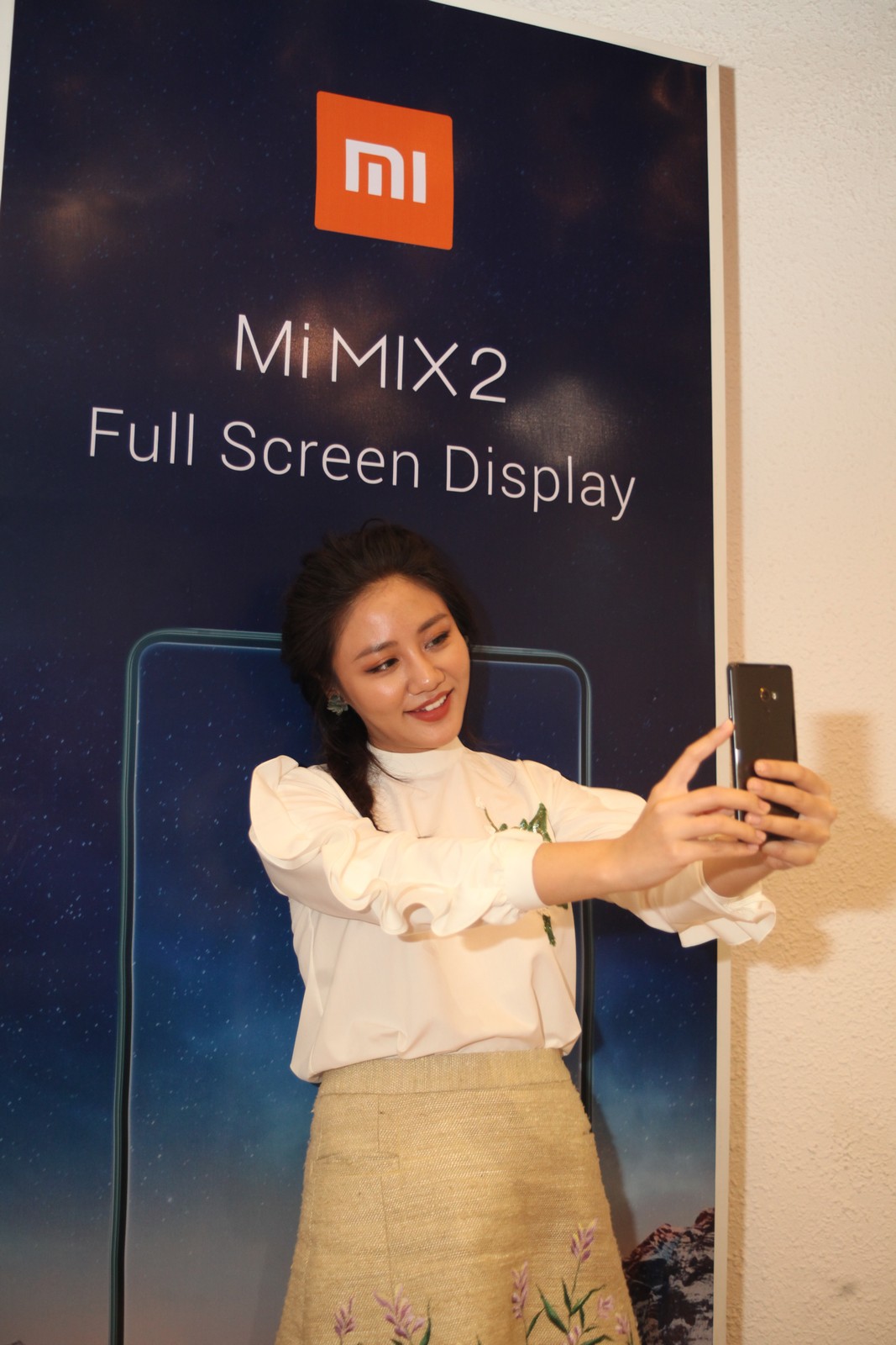 Ca sĩ Văn Mai Hương trải nghiệm siêu phẩm Mi MIX 2