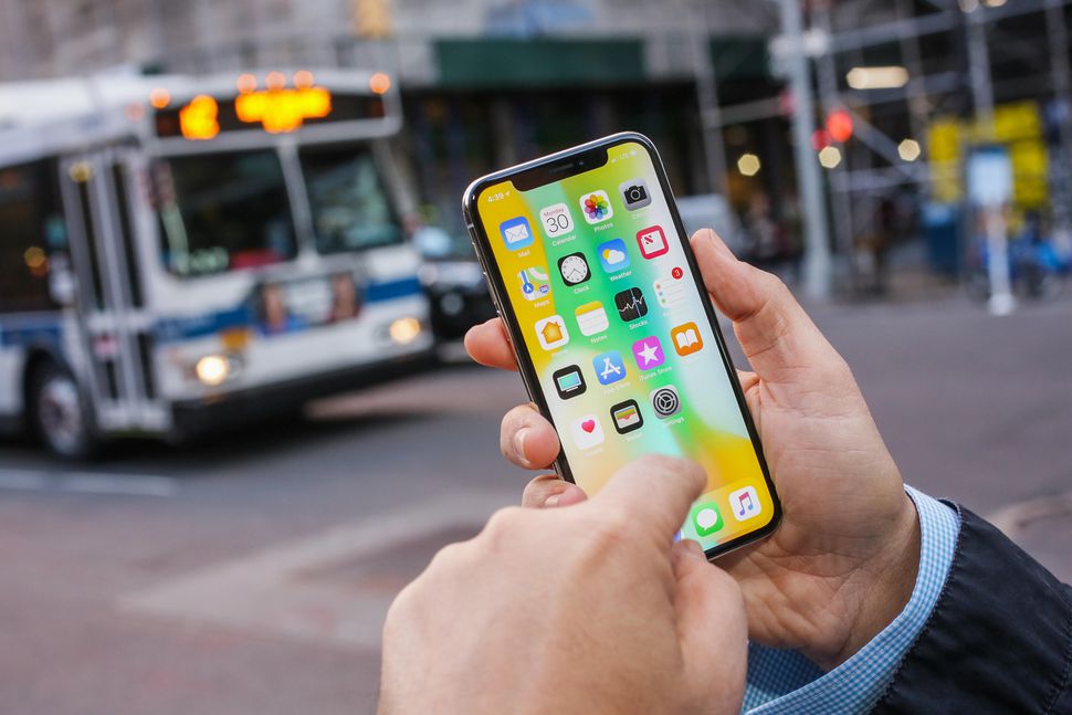 iPhone X với màn hình hiện thị sắc nét, sống động