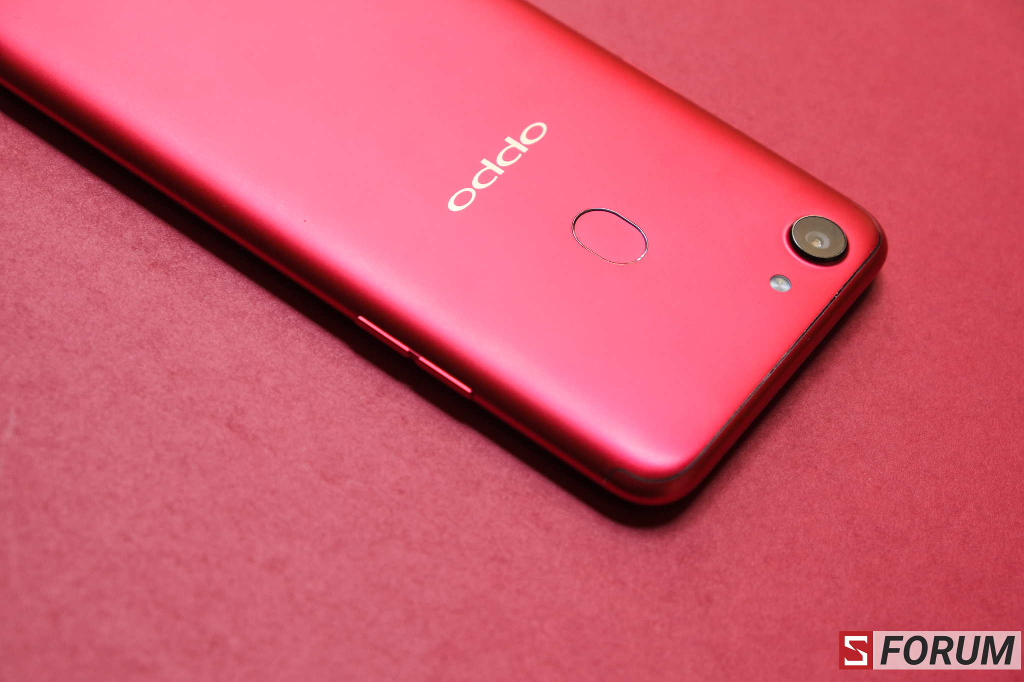 Trên tay Oppo F5 6GB RED: Sắc màu cho mùa lễ hội