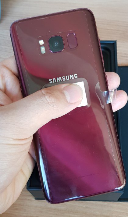 Samsung Galaxy S8 Burgundy Red có màu đỏ của rượu vang, kèm theo đó là các vệt phản chiếu màu tím nhẹ
