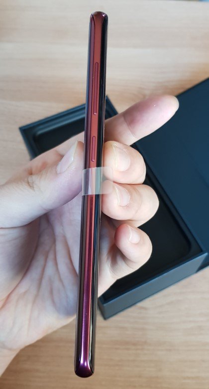 Nếu nhìn từ nhiều góc độ khác nhau, các cạnh viền màu đỏ của máy sẽ chuyển từ đỏ cho đến đỏ hồng và chuyển sang màu tím