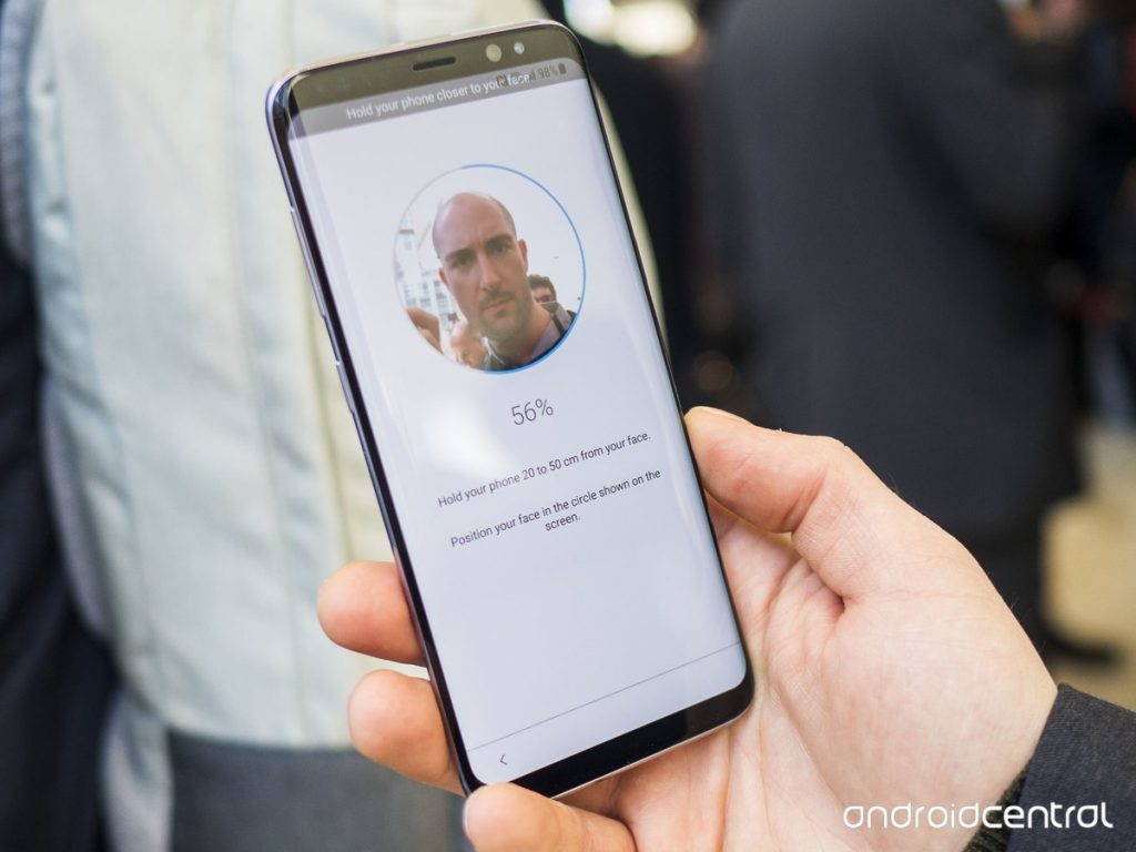 Không giống như tính năng nhận diện khuôn mặt trên các smartphone khác, Face ID có độ bảo mật cao và khó bị đánh lừa.