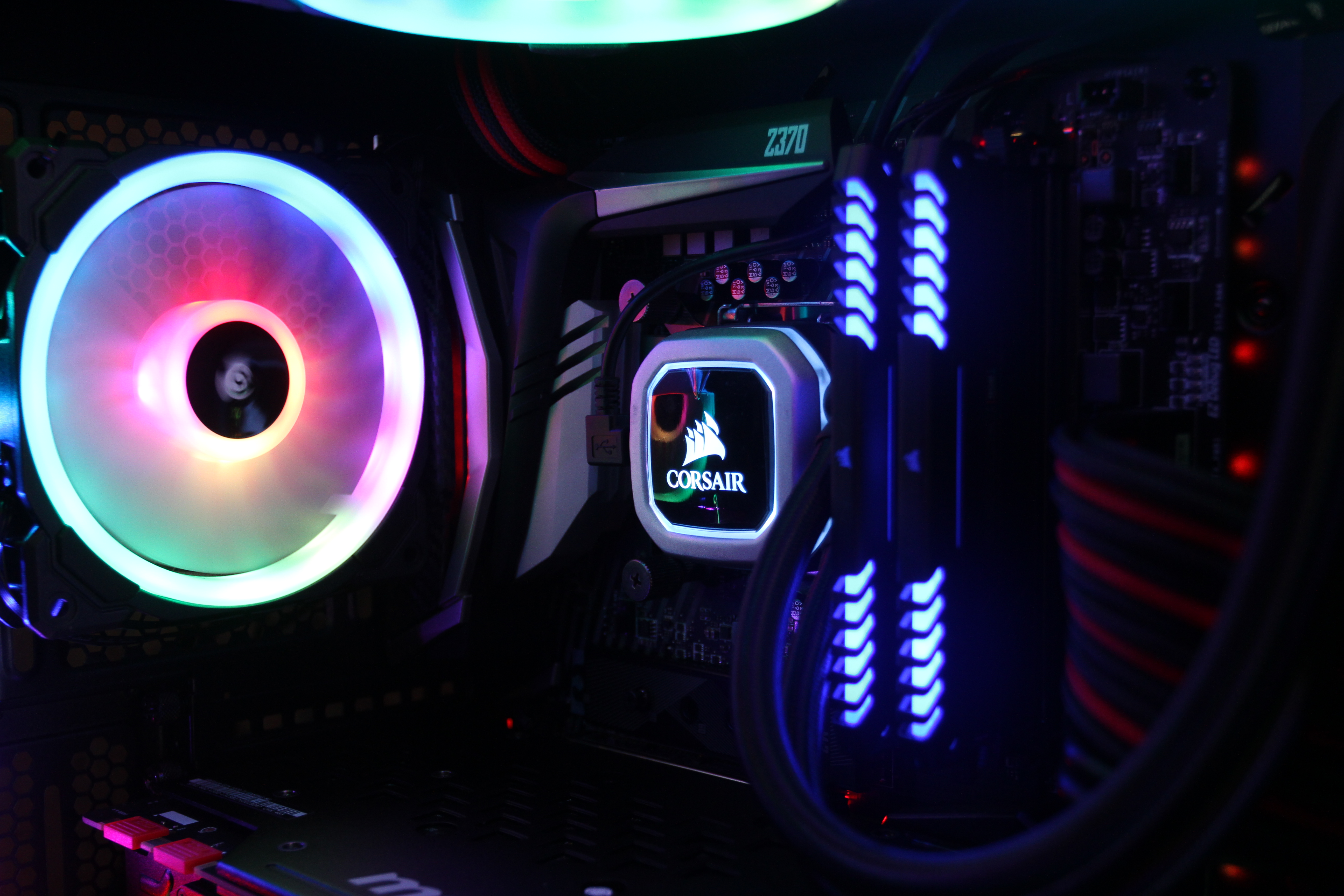 H150i PRO RGB được Corsair bổ sung thêm đèn LED RGB tại nắp bơm