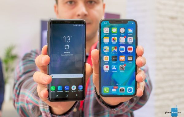 Cả hai đều có màn hình sát cạnh cùng viền benzen được tối giản