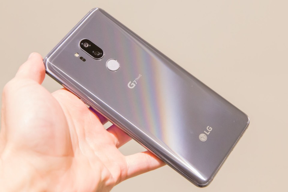 Mặt lưng được hoàn thiện từ kính cường lực Gorilla Glass 5