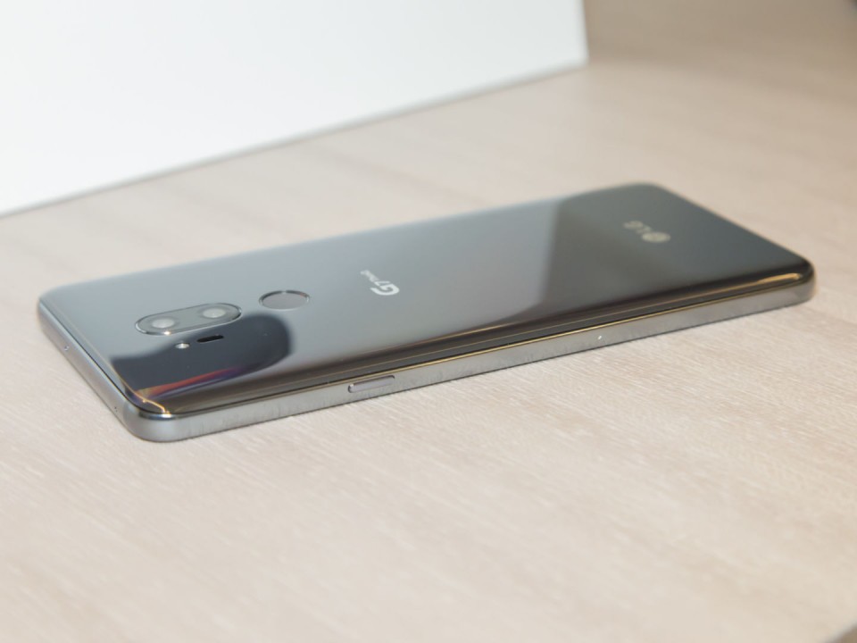 Phím kích hoạt trợ lý ảo Google Assistant đặt ở cạnh phải