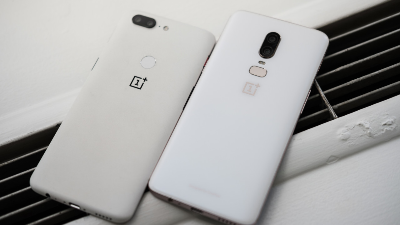 OnePlus 6 (phải) đặt cạnh 
