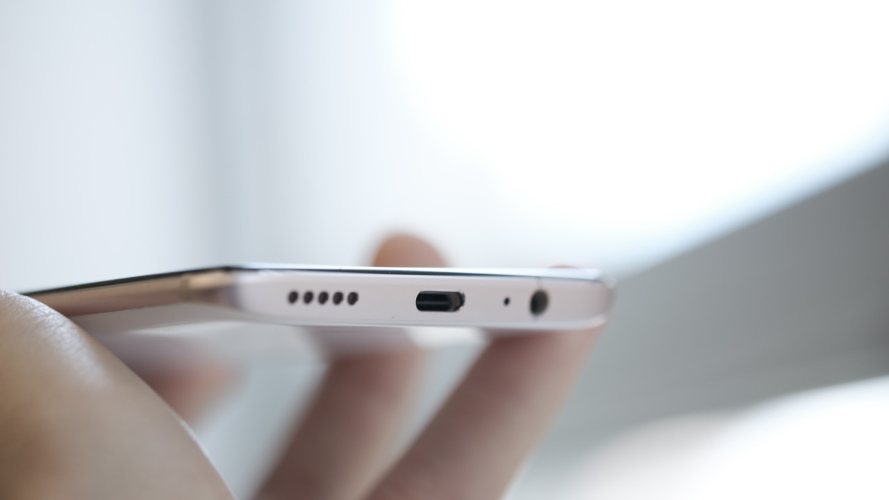 Cạnh dưới là dải loa, cổng USB-C, mic thoại và jack cắm tai nghe 3.5mm