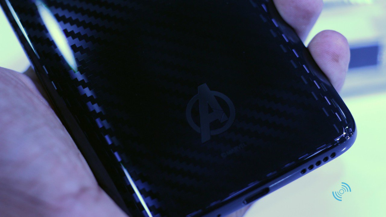 Bên phía dưới mặt lưng là logo Avengers 